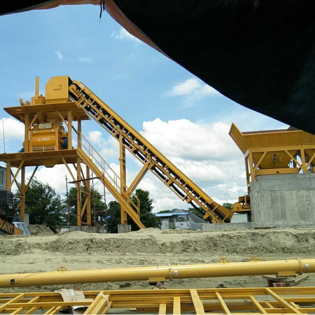 Déchargement d'une centrale à béton de 60 m3 sur le chantier 1