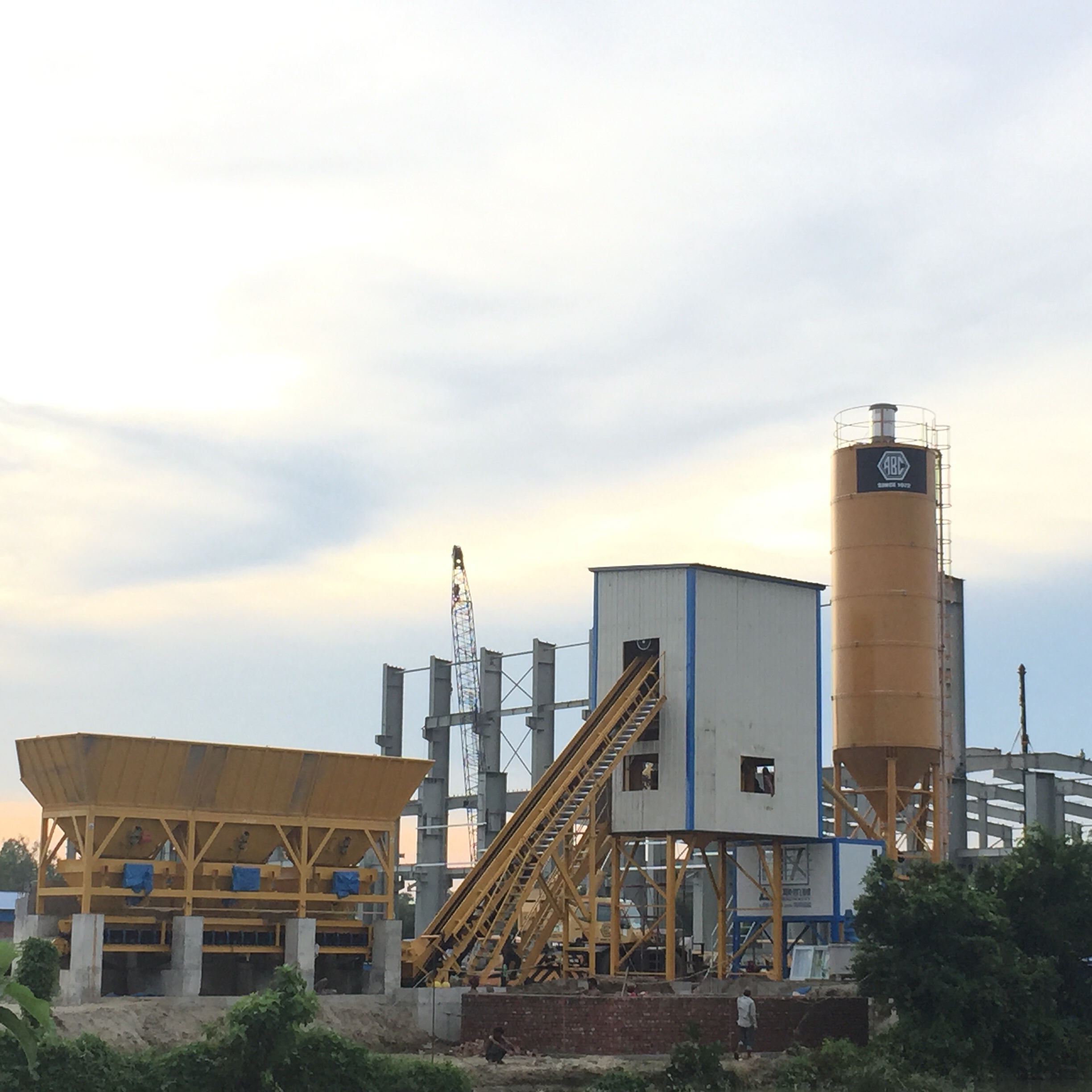 Déchargement d'une centrale à béton de 60 m3 sur le chantier 2