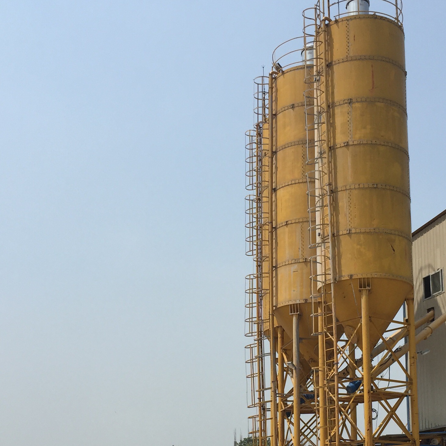 Silo de 100 t boulonné en cours d'installation au bangladesh